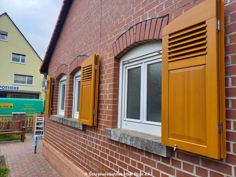 Fenster mit Klappläden aus Holz in Frankfurt