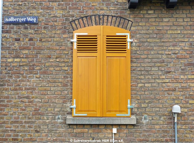 Klappläden Holz geschlossen in Frankfurt