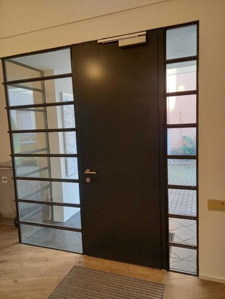 Aluminium-Haustür in Frankfurt am Main in dunkelgrau mit Sprossen seitliche Ansicht außen
