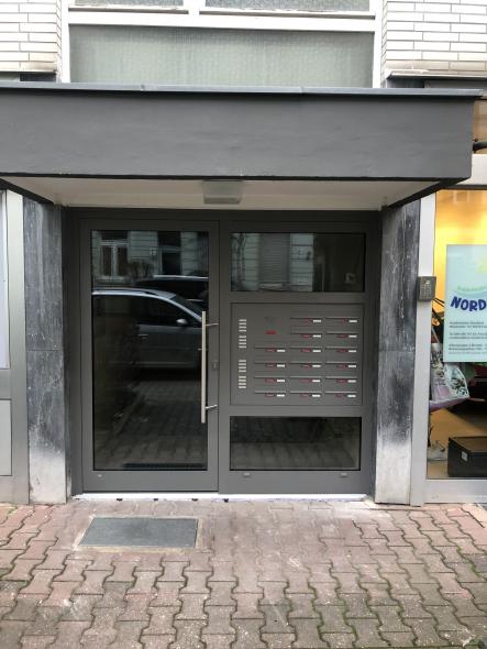 Aluminium-Haustür mit Briefkastenanlage in Frankfurt