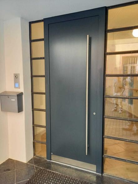 Aluminium-Haustür in Frankfurt am Main in dunkelgrau mit Sprossen seitliche Ansicht außen