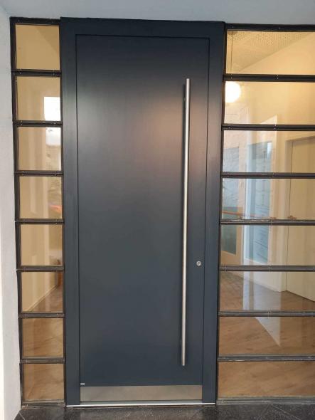 Aluminium-Haustür in Frankfurt am Main in dunkelgrau mit Sprossen frontale Ansicht außen