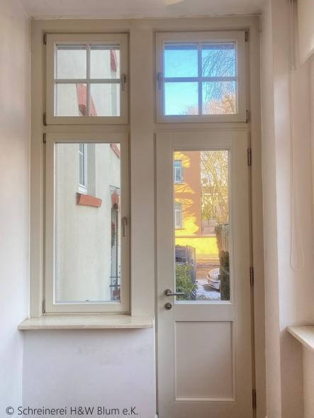 Holz-Haustür mit Sprossen und Oberlicht in Frankfurt