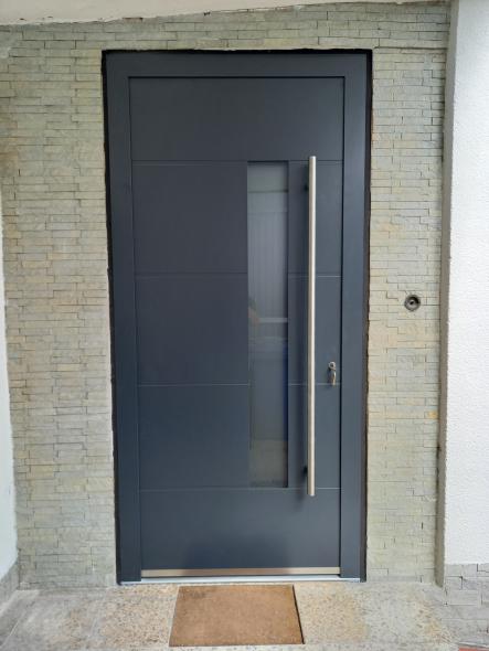Aluminium-Haustür in Anthrazit mit Stangengriff in Frankfurt