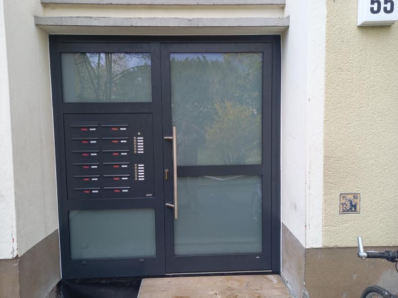 Moderne Haustüranlage für Mehrfamilienhaus mit Briefkästen und Klingelanlagen in Frankfurt