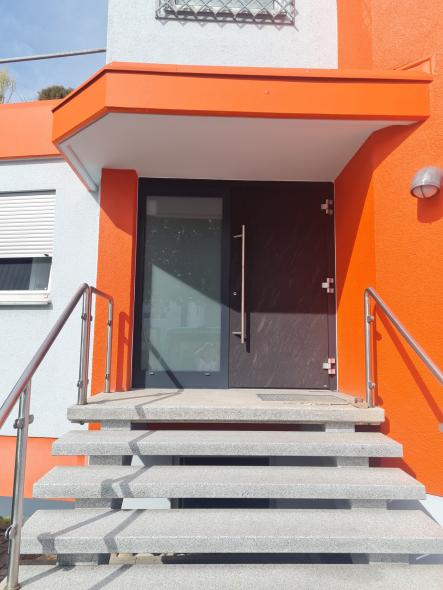 Graue Haustür mit breitem Seitenteil in Frankfurt am Main