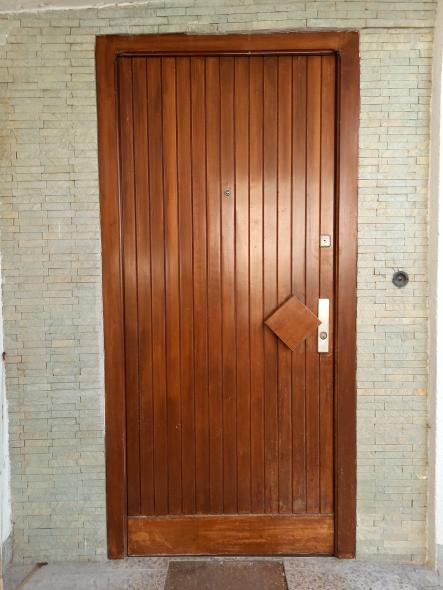 Alte Haustür vor dem Austausch in Frankfurt