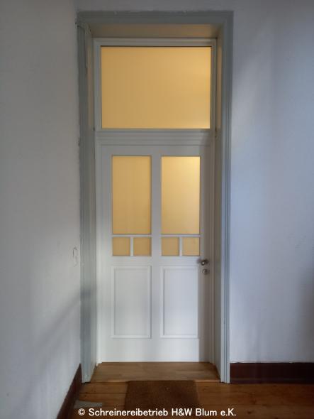 Weiße Holz-Haustür von PaX mit Oberlicht in Frankfurt
