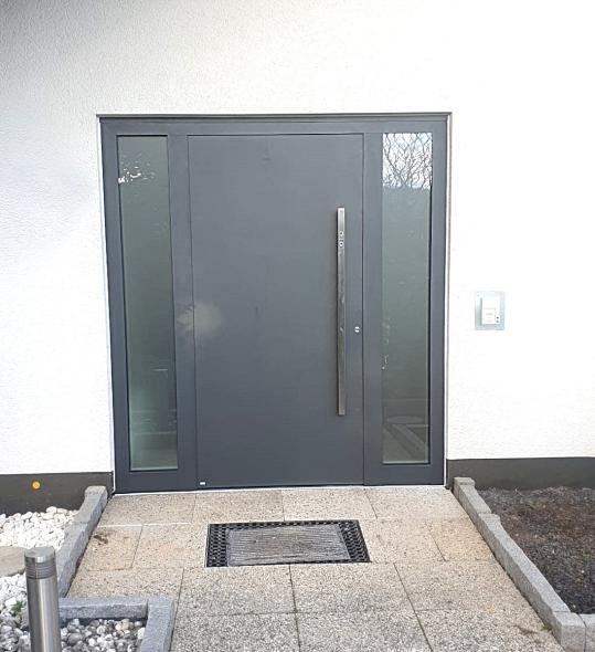 Aluminium-Haustür in dunkelgrau mit Seitenteilen und Stangengriff in Frankfurt