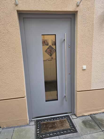 Haustür grau mit Lichtausschnitt in Kelkheim