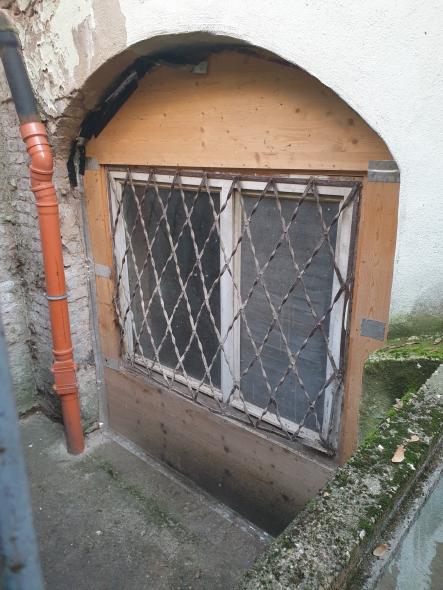 Altes Keller Fenster mit Gitter