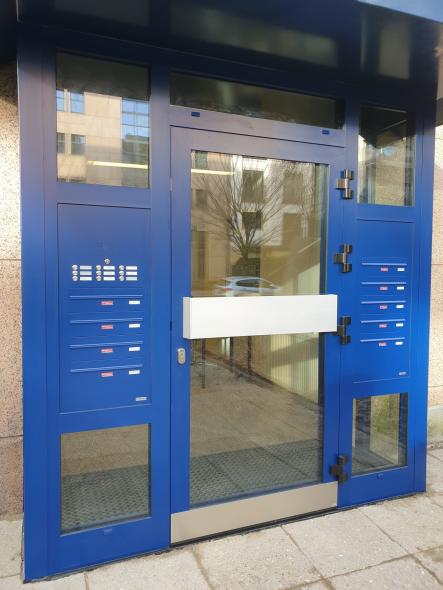 Aluminium-Haustür blau mit Briefkastenanlage in Frankfurt 