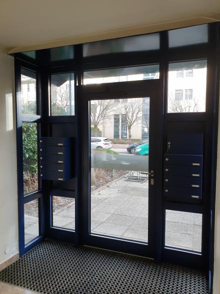 Aluminium-Haustür blau mit Briefkastenanlage in Frankfurt Innenansicht