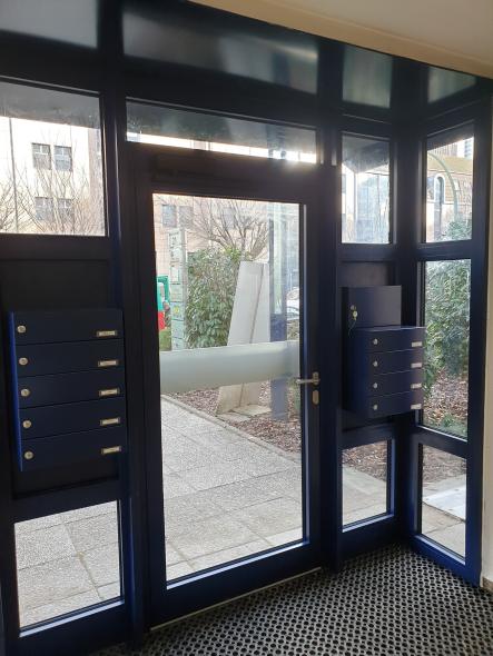 Aluminium-Haustür blau mit Briefkastenanlage in Frankfurt Innenansicht