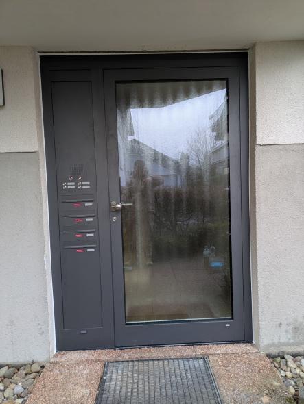 Glas-Haustür Mehrfamilienhaus mit Briefkasten