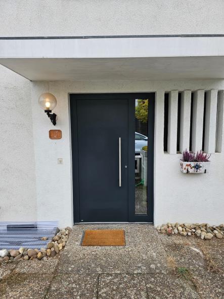 Haustür mit Seitenteil Außenansicht