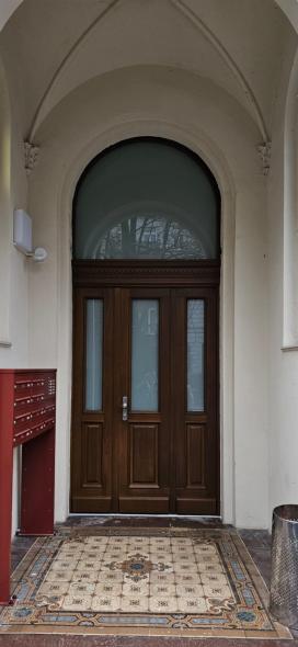 Altbau-Haustür Holz mit Rundbogen