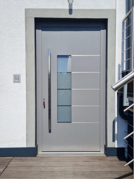 Aluminium-Haustür in hellgrau