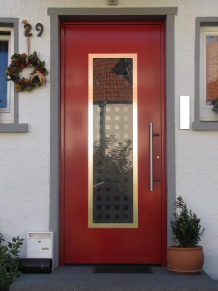 Rote Haustür mit Glasfüllung