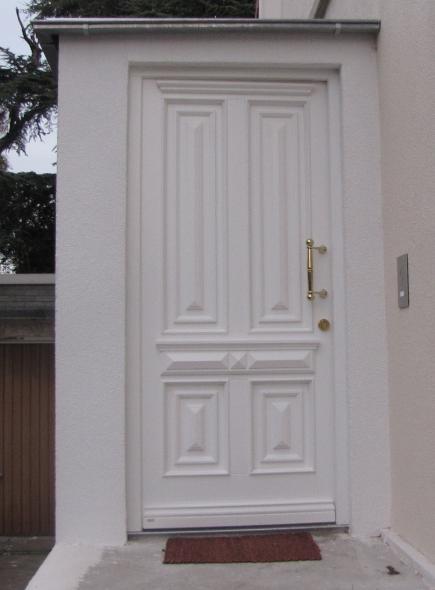 Weiße PaXpremium Holz-Haustür