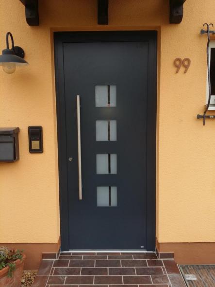 Moderne Aluminium-Haustür von PaX mit vier Lichtausschnitten in Frankfurt