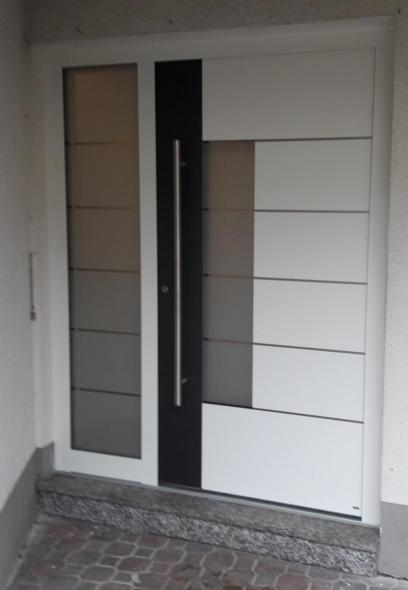 Weiße Haustür mit Griffstange und Lichtausschnitten in Frankfurt