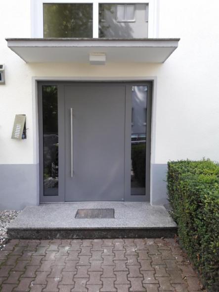Graue Haustür mit Seitenteilen für Mehrfamilienhaus in Frankfurt