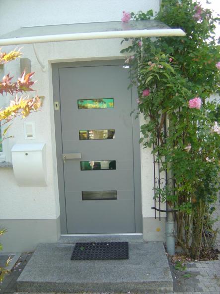 Moderne Haustür in Hellgrau in Frankfurt