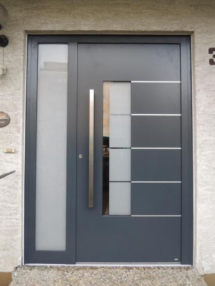 Haustür mit Glaseinsatz und Seitenteil in Anthrazit in Frankfurt