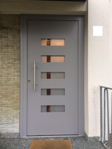 Graue Haustür mit Lichtausschnitten in Frankfurt