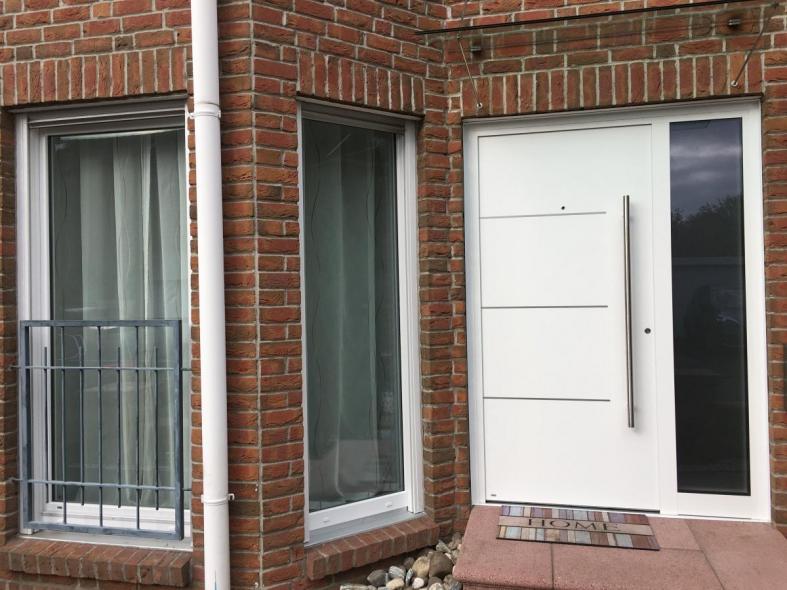 Weiße Haustür von PaX mit Seitenteil in Rodgau
