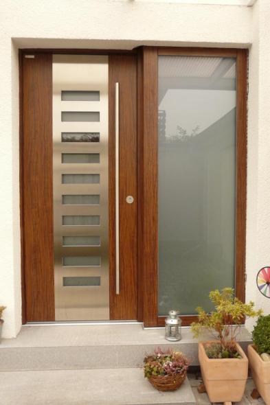 Holz-Haustür von PaX mit Lichtausschnitten und Seitenteil in Frankfurt