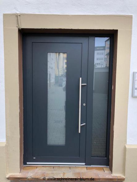 Graue Haustür mit Glasfüllung und Seitenteil in Frankfurt