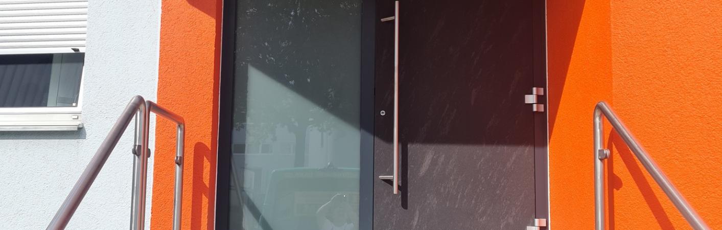 Graue Haustür mit breitem Seitenteil in Frankfurt am Main