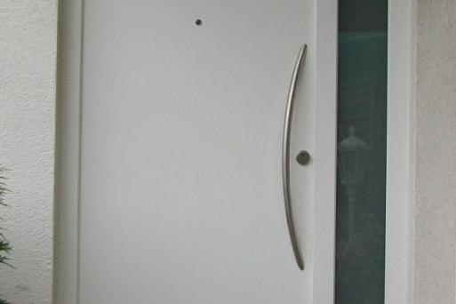 Weiße Haustür mit Seitenteil von PaX
