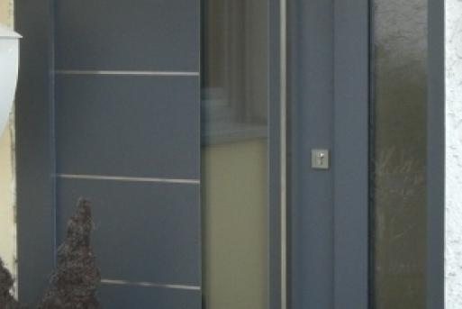Haustür mit Seitenteil in Anthrazit