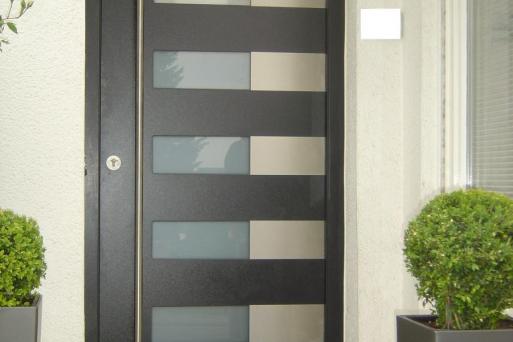 Graue Haustür mit Glaseinsätzen