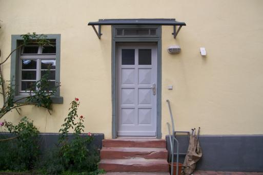 Haustür aus Eukalyptus-Holz mit Oberlicht