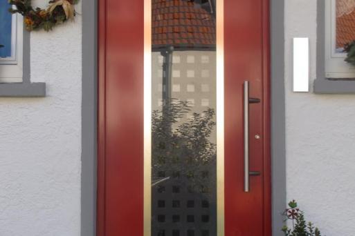 Rote Haustür mit Glasfüllung