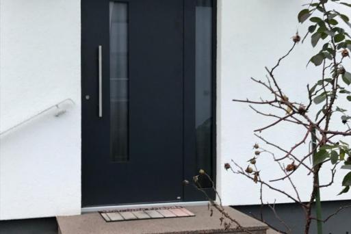 Schwarze Haustür von PaX mit Seitenteil