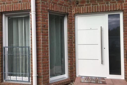 Weisse Haustür mit Seitenteil