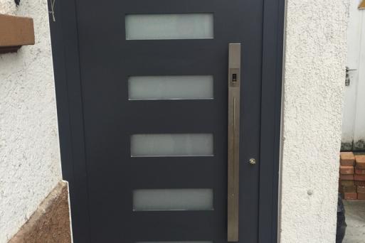 PaXplan Haustür mit schmalen Lichtausschnitten