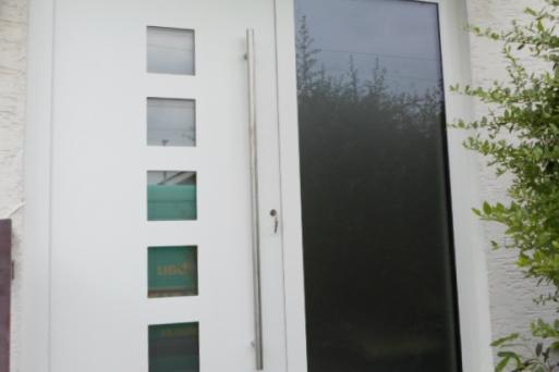Weiße Haustür mit breitem Seitenteil und Lichtausschnitten