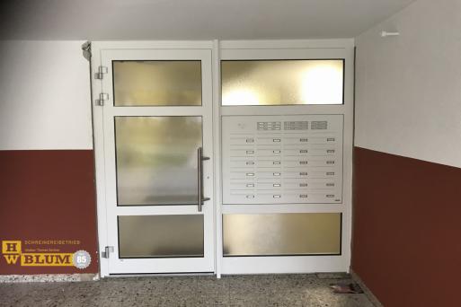 Weiße Alu-Haustür mit Klingelanlage